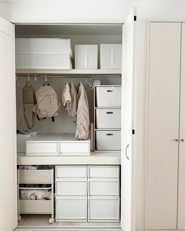 13 лучших способов хранить вещи в шкафах: примеры, которые вдохновят1