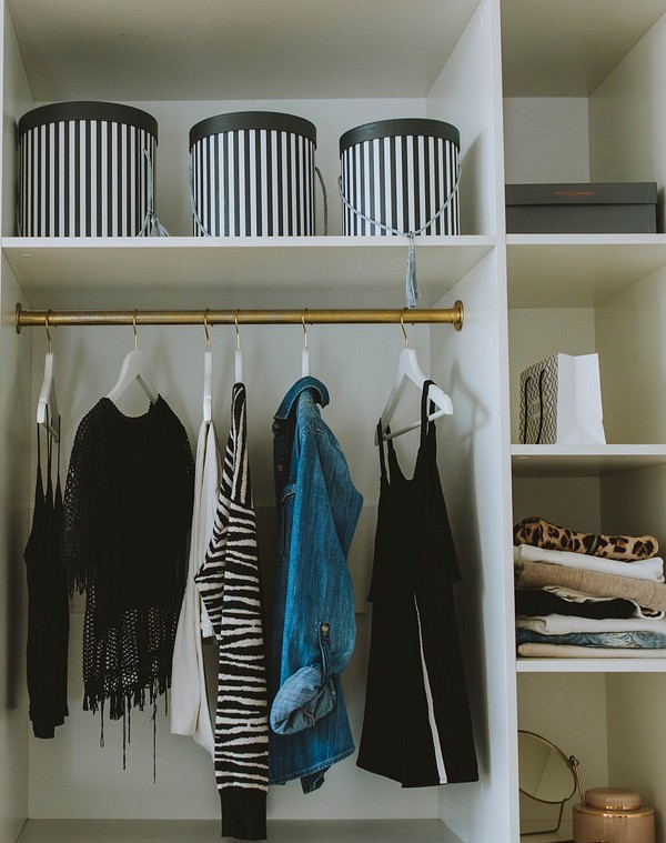 13 лучших способов хранить вещи в шкафах: примеры, которые вдохновят11
