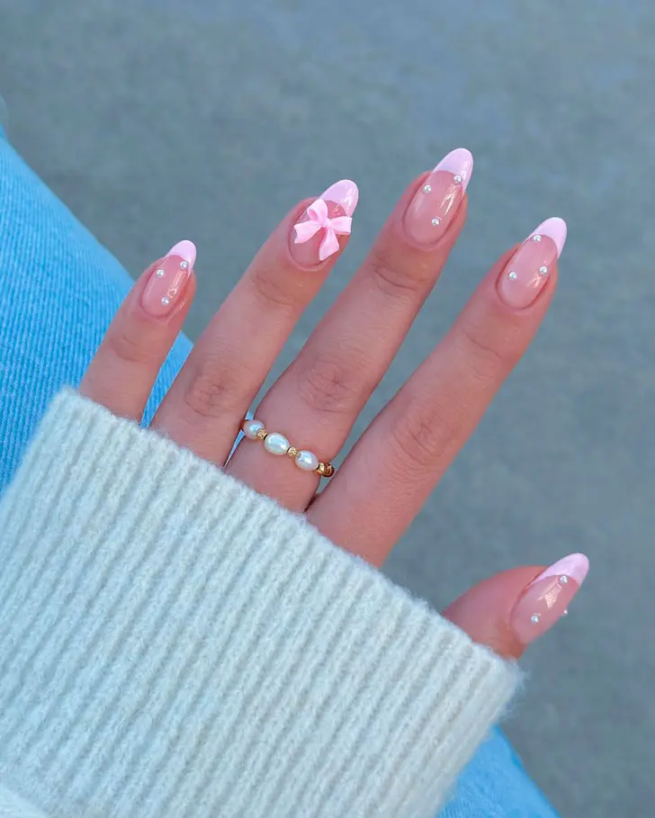 Розовый френч с кокетливым бантиком и жемчугом на овальных ногтях
