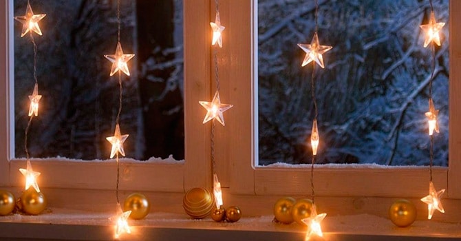 Лампочки в форме звезд в украшениях гирляндами дома