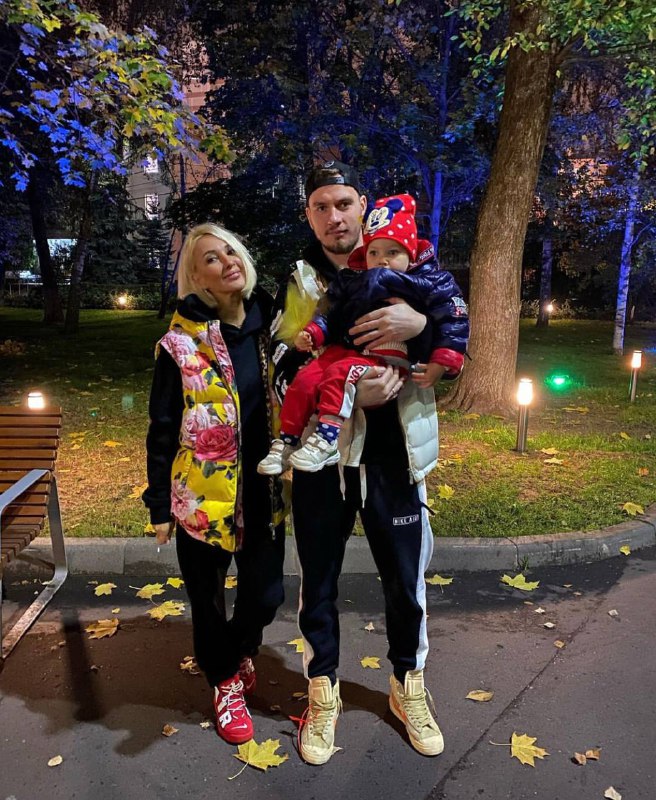 Лера Кудрявцева и Игорь Макаров с дочерью Машей. Фото: соцсети / @leratv
