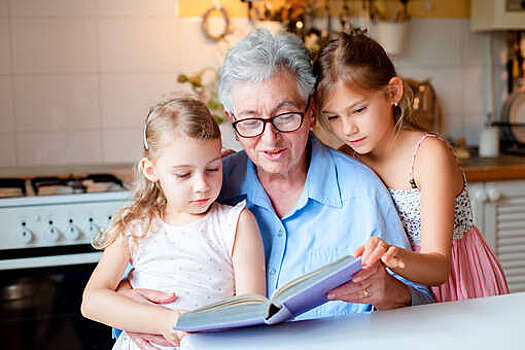 92% россиян уверены, что бабушки и дедушки должны помогать с внуками