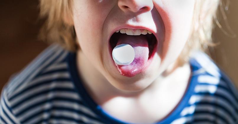 Как научить ребенка глотать таблетку