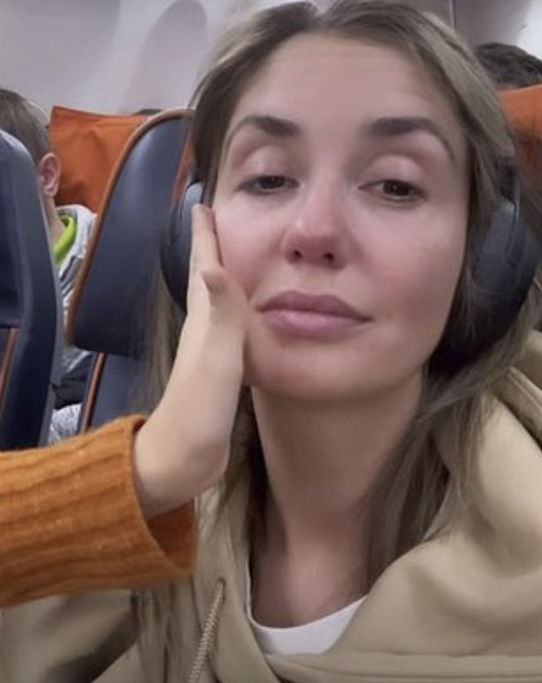 Агата Муцениеце снялась без макияжа в самолете1