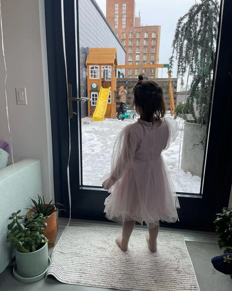 Акиньшина подарила дочке Козловского платье своего ребенка1