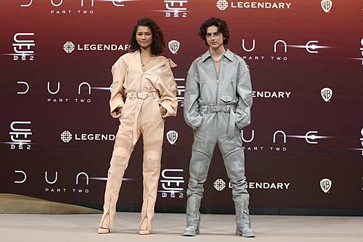 Актеры Тимоти Шаламе и Зендая позировали на премьере "Дюны 2" в парных комбинезонах