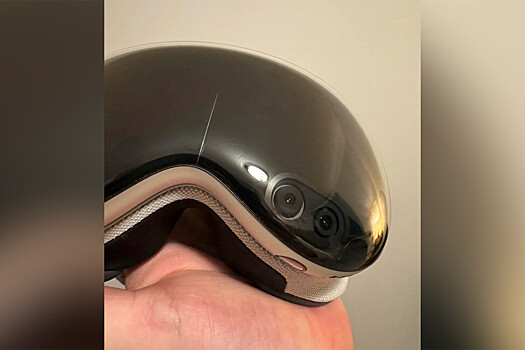 Пользователи Vision Pro показали на фото, как шлем ломается сам по себе