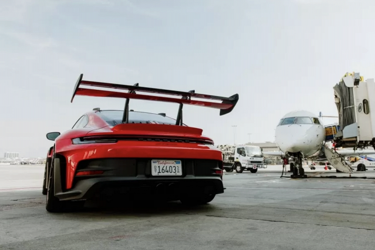 Авиакомпания Delta использует Porsche 911 GT3 RS для перевозки опаздывающих пассажиров между терминалами2