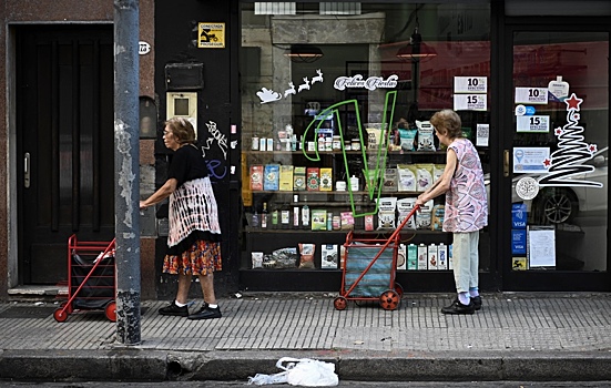 Бедность в Аргентине рекордно выросла при новом президенте