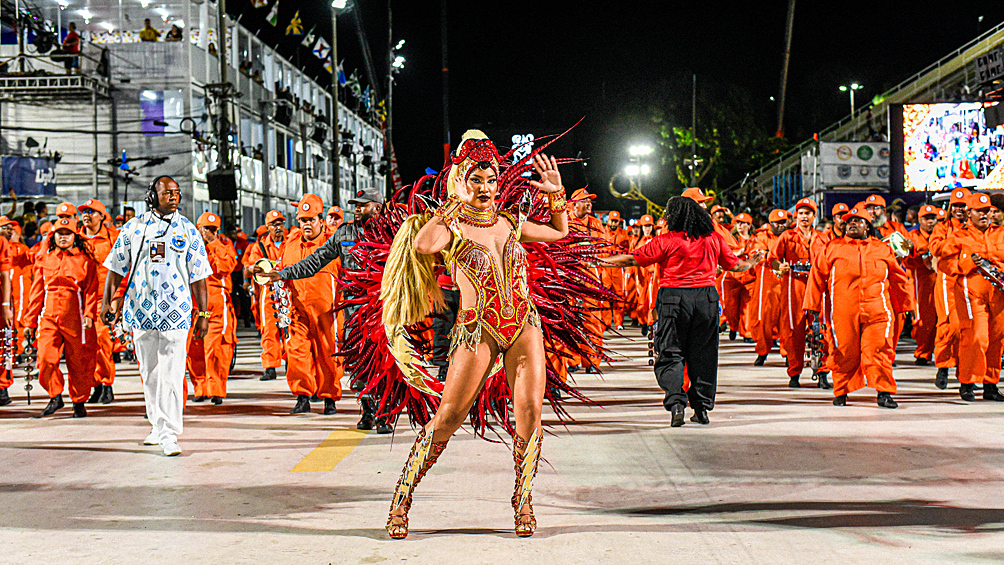 Бесконечные танцы: яркие кадры карнавала в Рио-де-Жанейро2