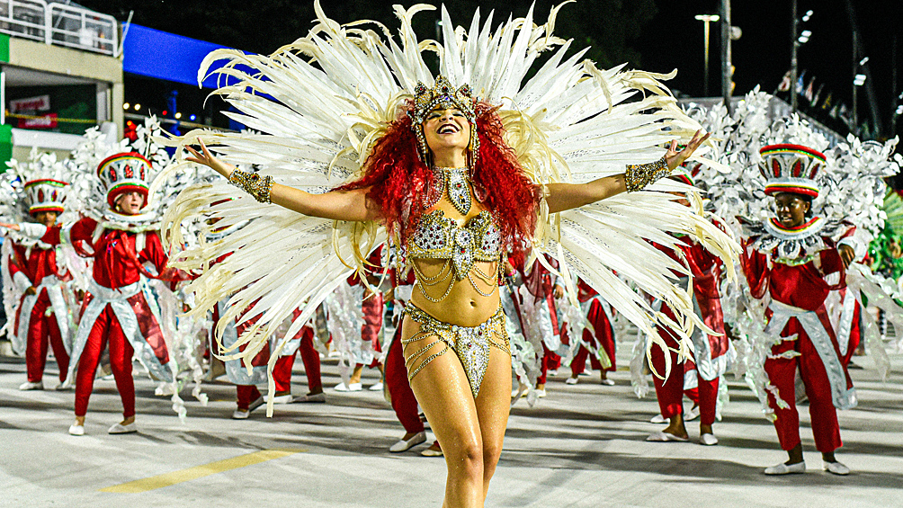 Бесконечные танцы: яркие кадры карнавала в Рио-де-Жанейро4