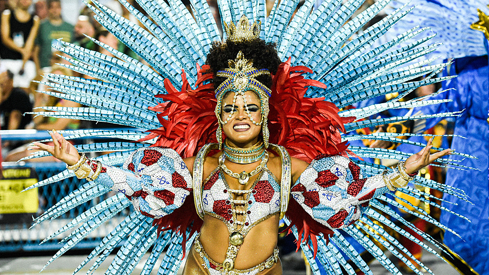 Бесконечные танцы: яркие кадры карнавала в Рио-де-Жанейро0