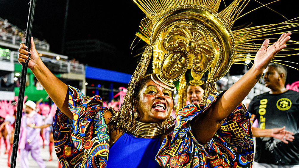 Бесконечные танцы: яркие кадры карнавала в Рио-де-Жанейро5