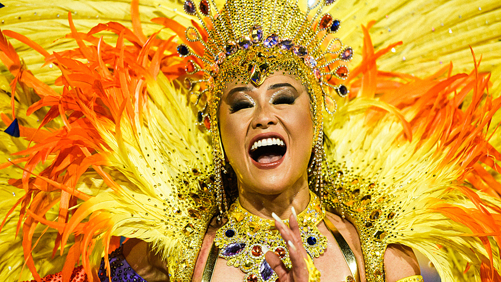 Бесконечные танцы: яркие кадры карнавала в Рио-де-Жанейро9