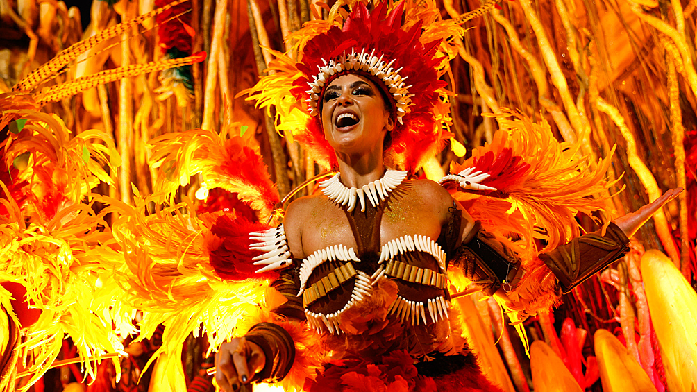 Бесконечные танцы: яркие кадры карнавала в Рио-де-Жанейро14