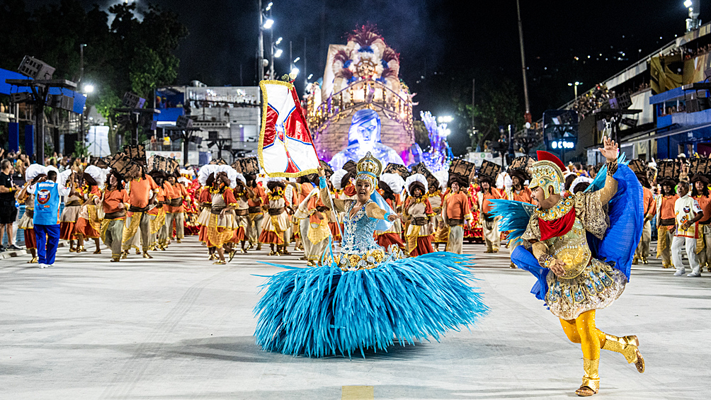 Бесконечные танцы: яркие кадры карнавала в Рио-де-Жанейро8