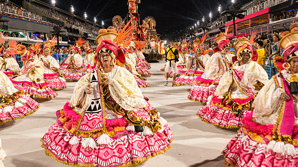 Бесконечные танцы: яркие кадры карнавала в Рио-де-Жанейро7