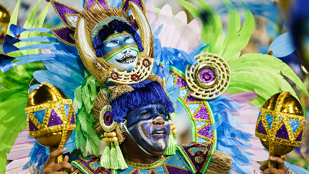 Бесконечные танцы: яркие кадры карнавала в Рио-де-Жанейро13