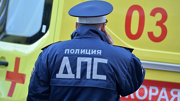 Человек погиб при лобовом столкновении грузовика и легковушки в Москве