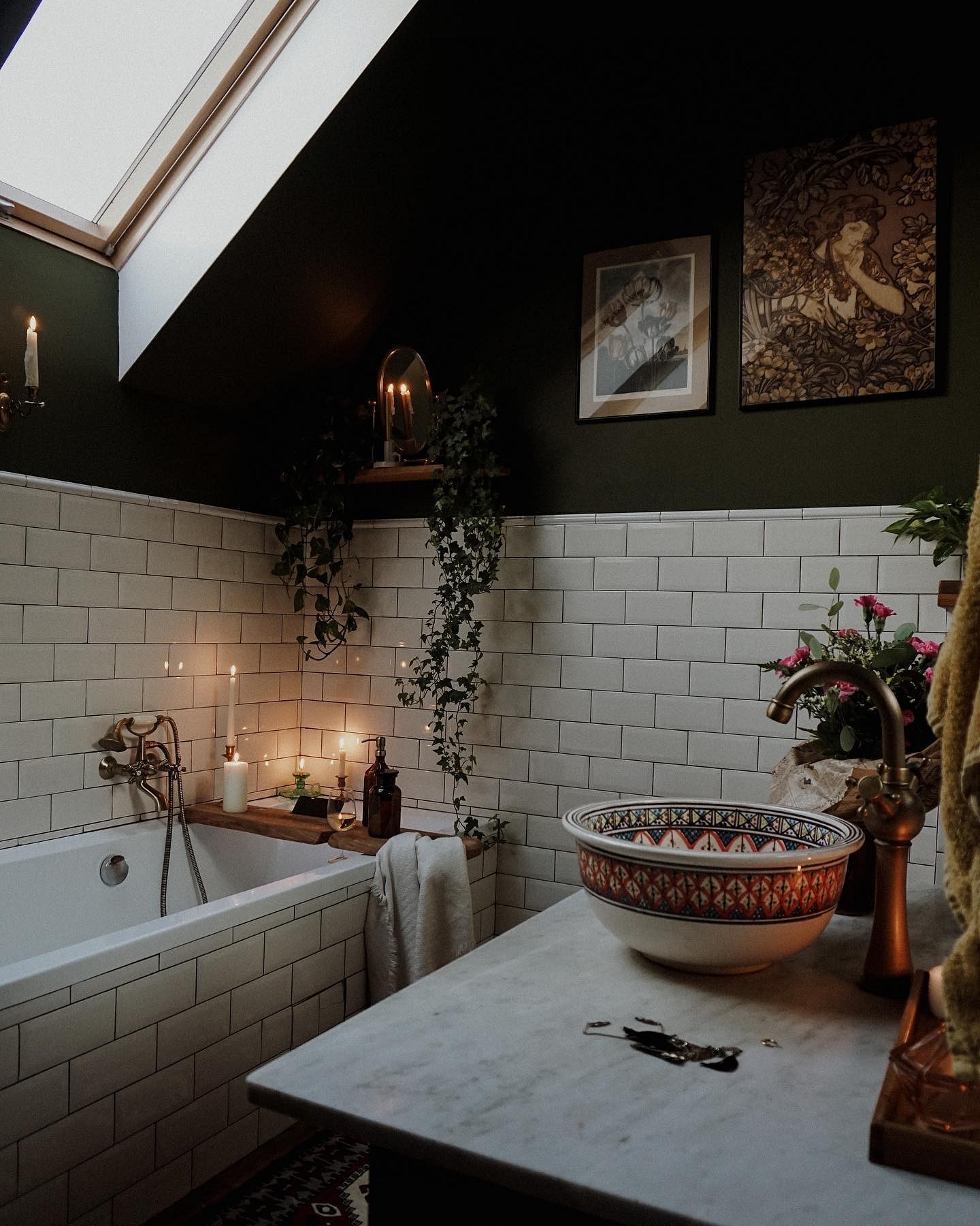 Чем украсить стену в ванной: 10 актуальных вариантов декора8