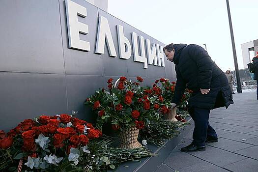 Чиновники съехались к памятнику Ельцина в Екатеринбурге