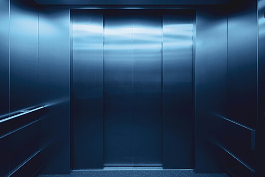 Что делать, если застряли в лифте?