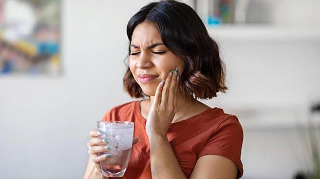 Что расскажут о здоровье ноющие от холодного зубы: объясняет стоматолог