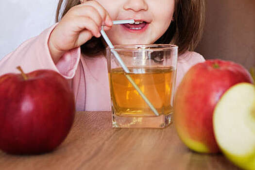 Врач развенчал популярный миф о вреде фруктовых соков для детей