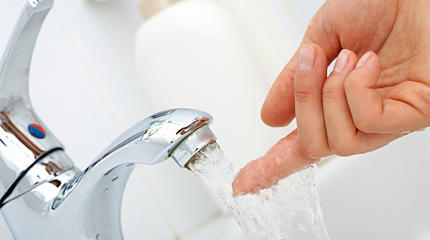 Daily Mail: использовать воду из-под крана для чистки зубов может быть опасно
