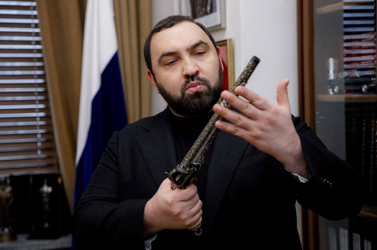 Депутат Госдумы опубликовал пост о «предателях» и фото с пистолетом в руке1