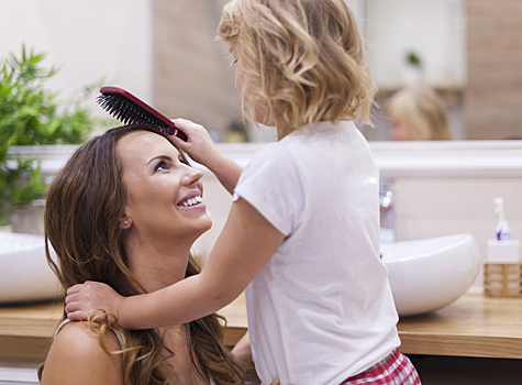 Дерматолог: взрослым лучше не мыть голову детским шампунем