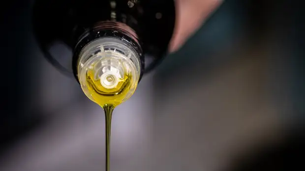 Диетолог Джутова рекомендовала добавлять оливковое масло при готовке блинов0