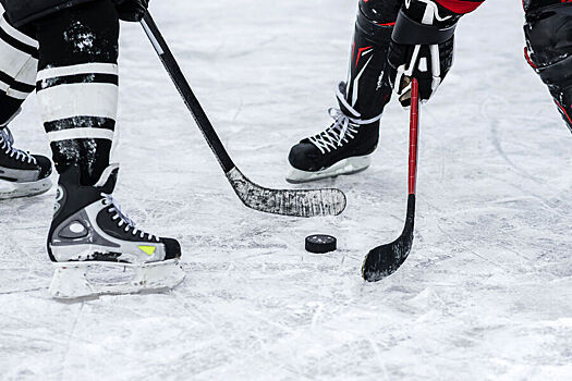 Две хоккейные команды отравились угарным газом на ледовой арене
