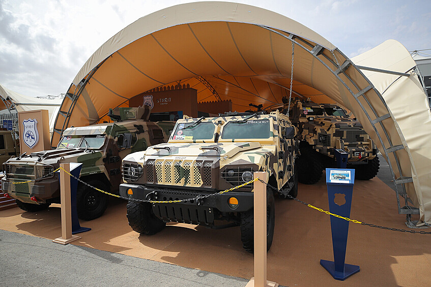 Бронеавтомобиль COBRA 4 SUT (справа) на 2-й Всемирной оборонной выставке World Defense Show в Эр-Рияде