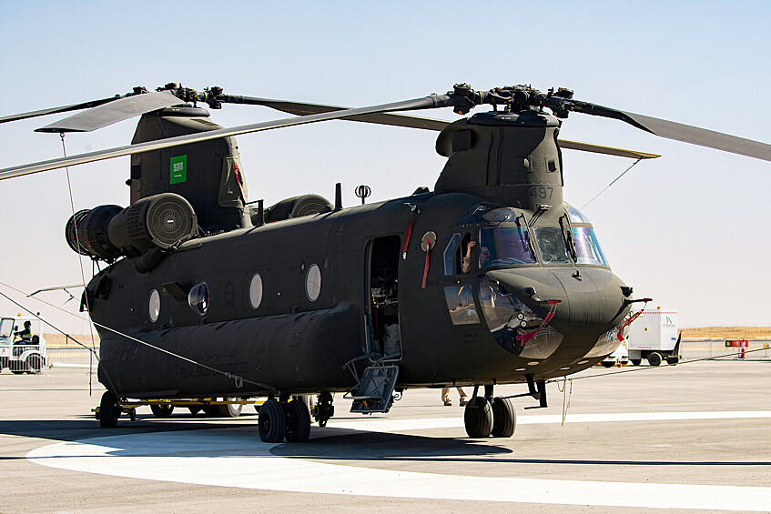 Американский тяжёлый военно-транспортный вертолёт Boeing CH-47 Chinook Королевских Военно-воздушных сил Саудовской Аравии на 2-й Всемирной оборонной выставке World Defense Show в Эр-Рияде