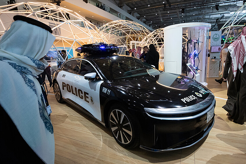 Электромобиль Lucid Air с самым большим запасом хода в мире на 2-й Всемирной оборонной выставке World Defense Show в Эр-Рияде