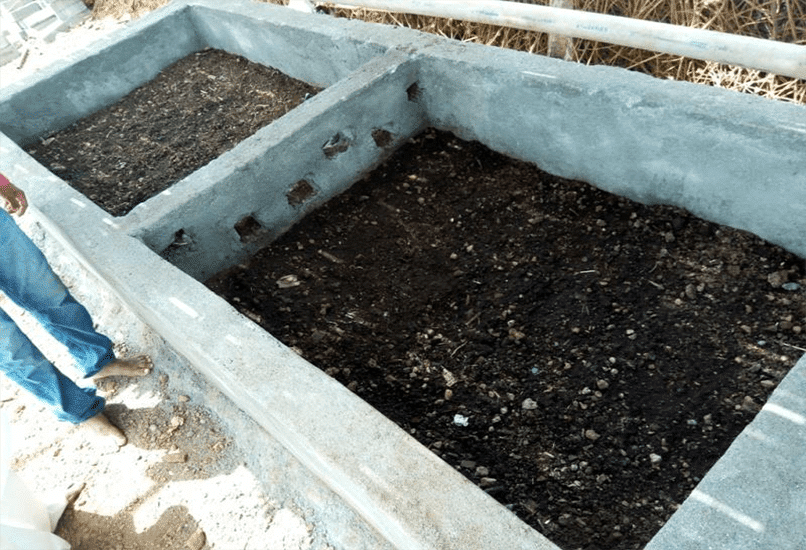 Земляной бункер из бетона для изготовления компоста