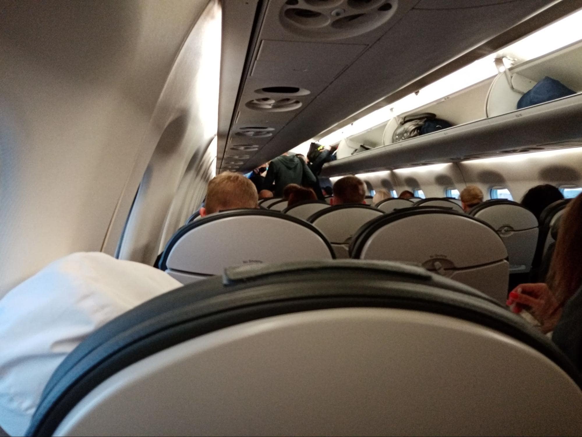 Люди садятся в самолет