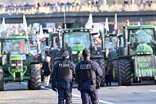 Фермеры закидали яйцами полицию и развели костры напротив Европарламента