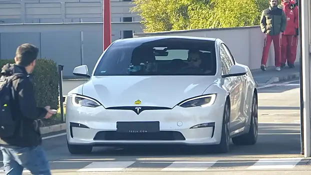 Ferrari тестирует Tesla Model S Plaid на своем заводе в Маранелло