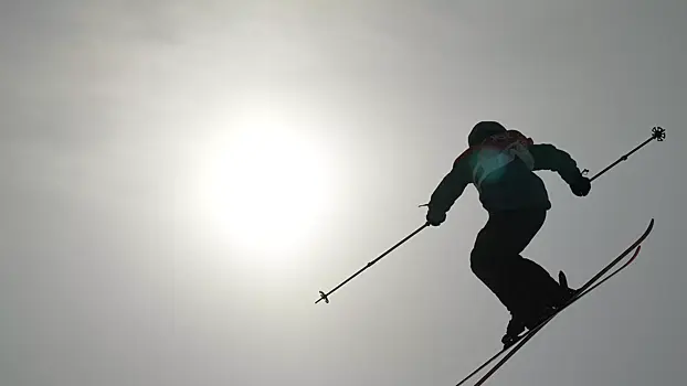 Фристайлист Петров неудачно упал в финале лыжного слоуп‑стайла на Спартакиаде