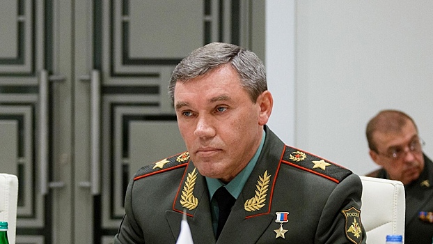 Герасимов посетил командный пункт группировки войск «Центр» в зоне СВО