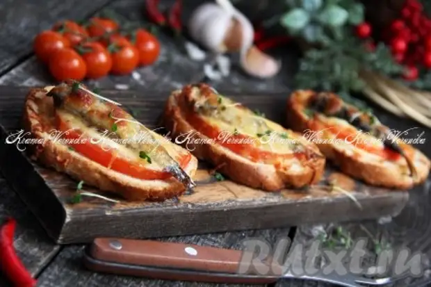 Горячие бутерброды со шпротами и помидорами в духовке1