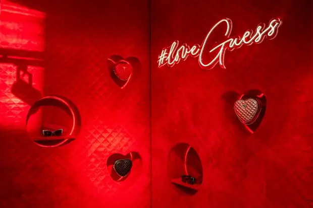 GUESS открыл поп-ап в Милане ко Дню святого Валентина0