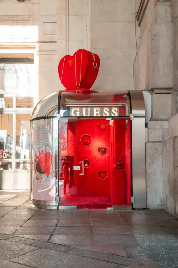 GUESS открыл поп-ап в Милане ко Дню святого Валентина1