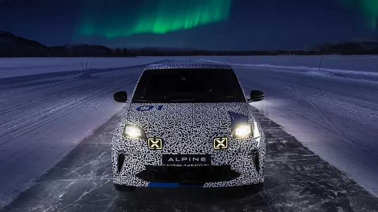 Хот-хэтч Alpine A290 готовится к скорой премьере: прототип отправили на зимние тесты3