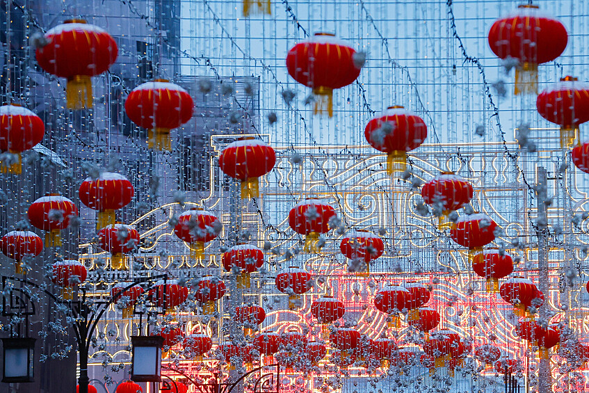 Иллюминация в Камергерском переулке, украшенном в преддверии Нового года по китайскому календарю