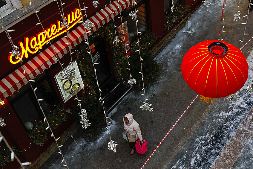 Подготовка к празднованию Нового года по китайскому календарю в Камергерском переулке в Москве
