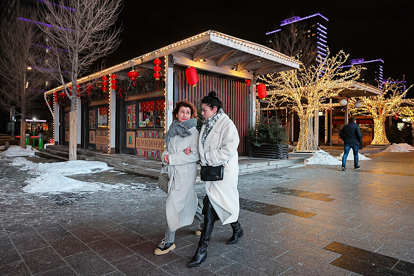 Горожане во время прогулки по Новому Арбату, украшенном в преддверии Нового года по китайскому календарю