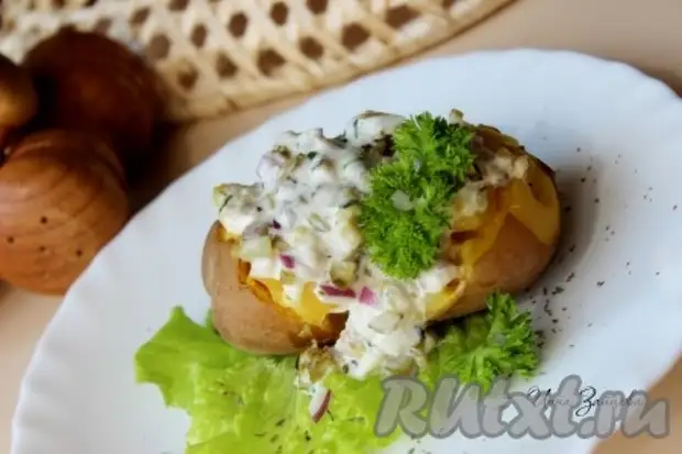Картофель в мундире, запеченный в фольге, с селедочным соусом0